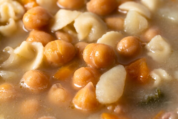 Zuppa di pasta con ceci, patate e carote