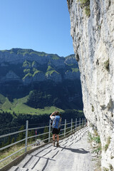 Naklejka premium Wanderer am Wildkirchli in der Schweiz