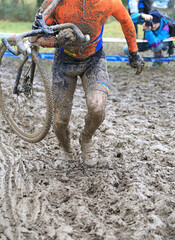 Obraz premium ciclocross cyclocross ciclista a pie con la bicicleta al hombro en una pista de barro competición país vasco 4M0A4804-as22