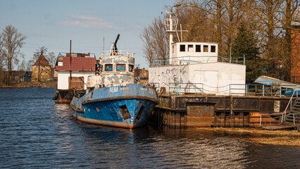 Fototapeta na wymiar Old ship at the pier