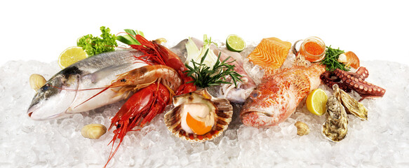 Fisch und Meeresfrüchte auf Eis mit Seegras, Kaviar, Muscheln, Austern und Gemüse isoliert auf...