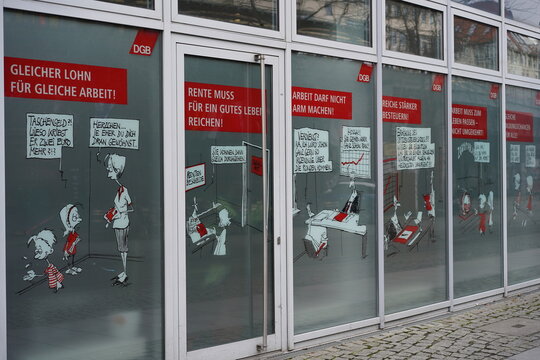 DGB, Deutscher Gewerkschaftsbund, Bundesvorstand, Fassade mit gewerkschaftlichen Comic-Zeichnungen, Hackescher Markt, Berlin, 07.02.2022