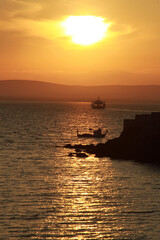 T&uuml;rkiye Bozcaada'da G&uuml;n Batımında Deniz ve tekne