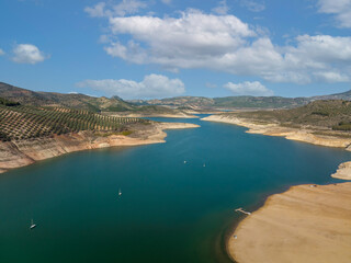 Fototapeta premium vista de un embalse de agua con niveles de agua bajo mínimos