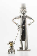 散歩中の犬と紳士・メタルフィギア