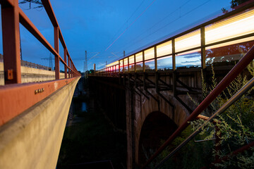 Eisenbahnbrücke bei Nacht 