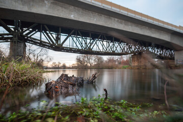 Eisenbahnbrücke über Fluss