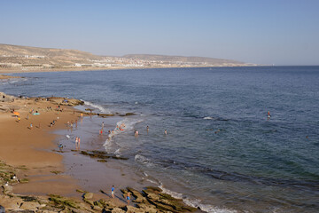 Des pêcheurs dans l'océan marocain à Taghazout.