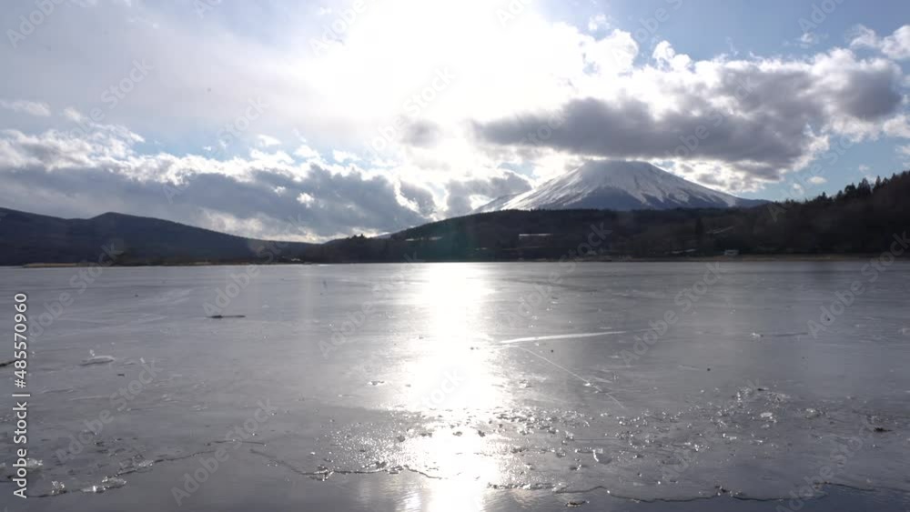 Wall mural mt. fuji in winter seen from lake yamanaka