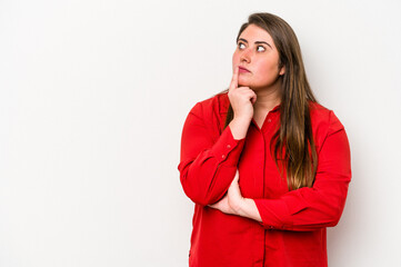 Young caucasian overweight woman isolated on white background looking sideways with doubtful and skeptical expression.