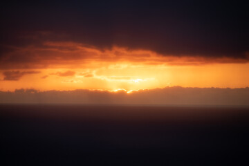 Fototapeta na wymiar Wolken strahlen bei Sonnenuntergang