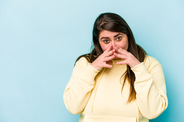 Young caucasian overweight woman isolated on blue background making up plan in mind, setting up an idea.