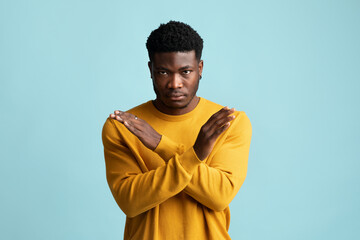 Obraz premium Serious african american guy in casual saying no