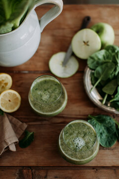 Green smoothies made from spinach and apples