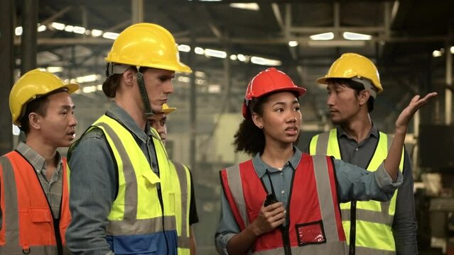 The foreign chief engineer came to inspect the old machinery factory. There are chief technicians and technicians to provide information and reports on repairing old machines