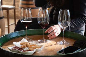 vasos de vino sobre un barril y algo de comida