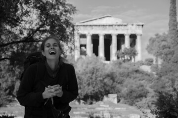 chica riendo frente un monumento