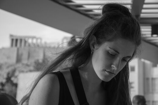 chica frente al partenon en atenas
