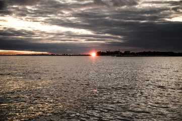 Deurstickers Sonnenuntergang am Binnensee auf Fehmarn © danielpankoke