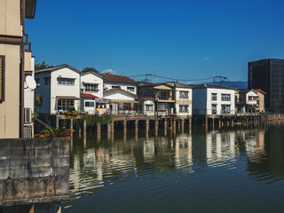 Fototapeta na wymiar 日本の風景　水辺に並ぶ住宅