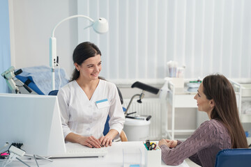 Obraz premium Friendly healthcare professional receiving patient in her office