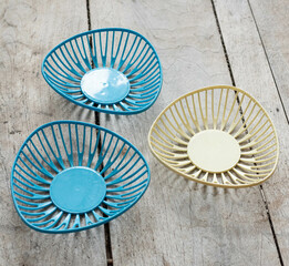 Obraz premium Colorful mid-century modern plastic tray set - three bowls on a wooden tray