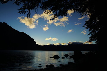 Lago en las monta&ntilde;as, Lanin