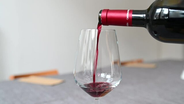 vino bicchiere versare vino 