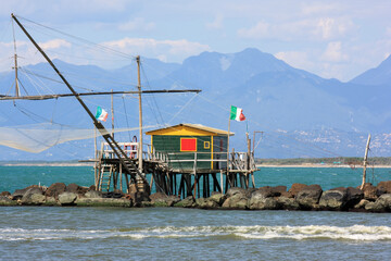 chata rybacka, połów ryb. Włochy, Piza. - obrazy, fototapety, plakaty