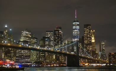 Foto op Plexiglas Brooklyn Bridge onder het nachtlandschap van de volle maan. Deze verbazingwekkende constructie is een van de meest bekende bezienswaardigheden in New York. © Dragoș Asaftei
