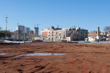 Obraz premium Barcelona en construcción, edificios antiguos y torre Agbar en construcción