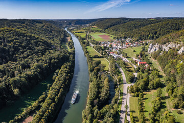 Luftbild des Rhein-Main-Donau-Kanal bei Essing im Naturpark Altmühltal mit Ausflugsschiff an einem...