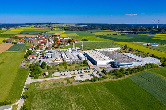 Luftbild von Grafenberg im Naturpark Altm&uuml;hltal mit Firma und Dorf an einem sonnigen Tag im Sommer
