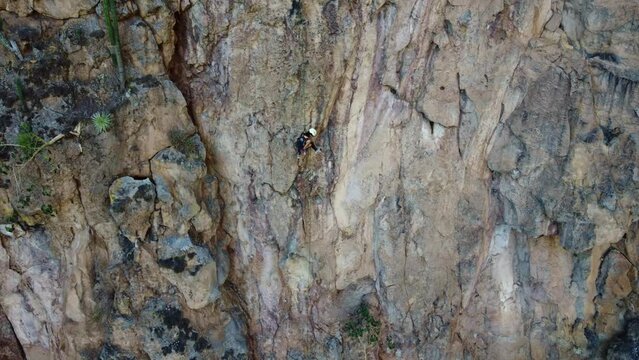 Footage of climbers in San Andreas Fault It is 500 ft tall. Climbing it is not an easy outcome