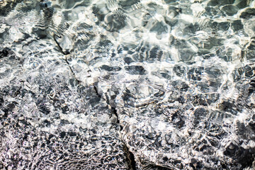 kaltes klares Wasser im Walchensee, Oberbayern