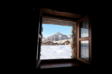 Finestra con vista sull' alpeggio, Alpe Prabello, Valmalenco, Italia, Europa
