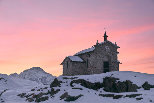 La chiesa all'Alpe Prabello sotto un magico tramonto