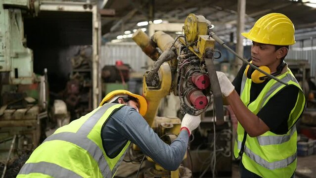 The chief mechanic works in a mechanical factory. Repair the electrical system of old mechanical parts to restore normal operation.