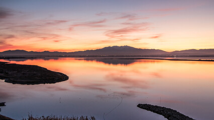 Panorama du mont Canigou et l'étang de Salses / Leucate