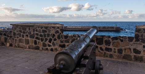 Fototapeta na wymiar cannon in the fortress. puerto de la cruz.Tenerife