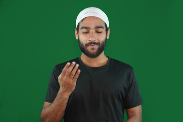 Fototapeta premium muslim boy man praying on Green screen background.