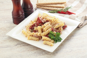 Pasta with tuna and tomato