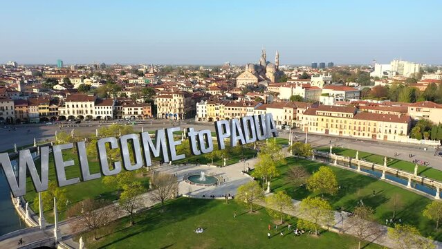 Scritta in 3D "welcome", sulla piazza principale di Padova.
Vista aerea di Padova, con animazione in 3d della scritta Padova.