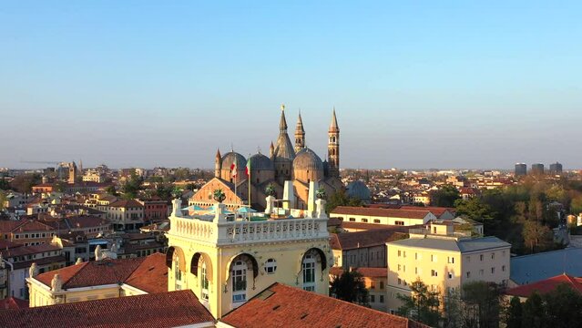 Padova, vista aerea della citt&agrave;.
Le cupole della Basilica del Santo, Sant'Antonio di Padova