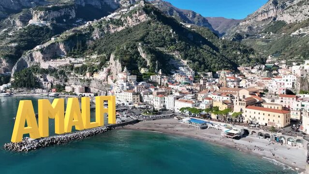 l'insegna "Amalfi" scritta in 3D, sulla costiera amalfitana.
Veduta aerea della Costiera Amalfitana, con il cartello tridimensionale ricostruito al computer.