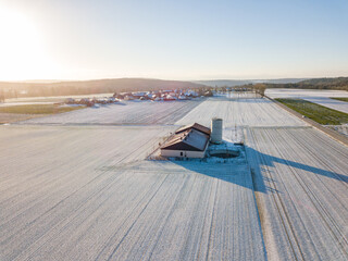 Luftbild eines einzelnen Anwesens / Geflügelbetrieb allein stehend im Naturpark Altmühltal im Winter bei Schnee und Sonne