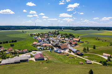 Luftbild der bayerischen Ortschaft Arnbuch im Naturpark Altmühltal, Gemeinde Beilngries, Eichstätt, Bayern, Deutschland