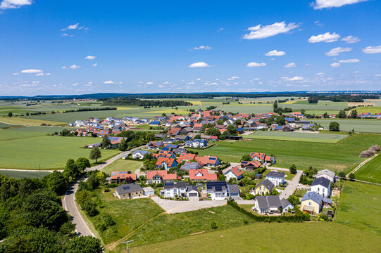 Luftbild der bayerischen Ortschaft Aschbuch im Naturpark Altm&uuml;hltal, Gemeinde Beilngries, Eichst&auml;tt, Bayern, Deutschland