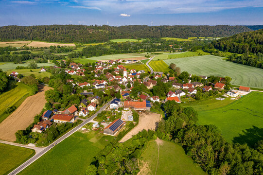 Luftbild des bayerischen Dorfes Biberbach im Naturpark Altm&uuml;hltal, Gemeinde Beilngries, Eichst&auml;tt, Bayern, Deutschland