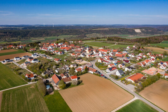 Luftbild des bayerischen Dorfes Paulushofen im Naturpark Altm&uuml;hltal